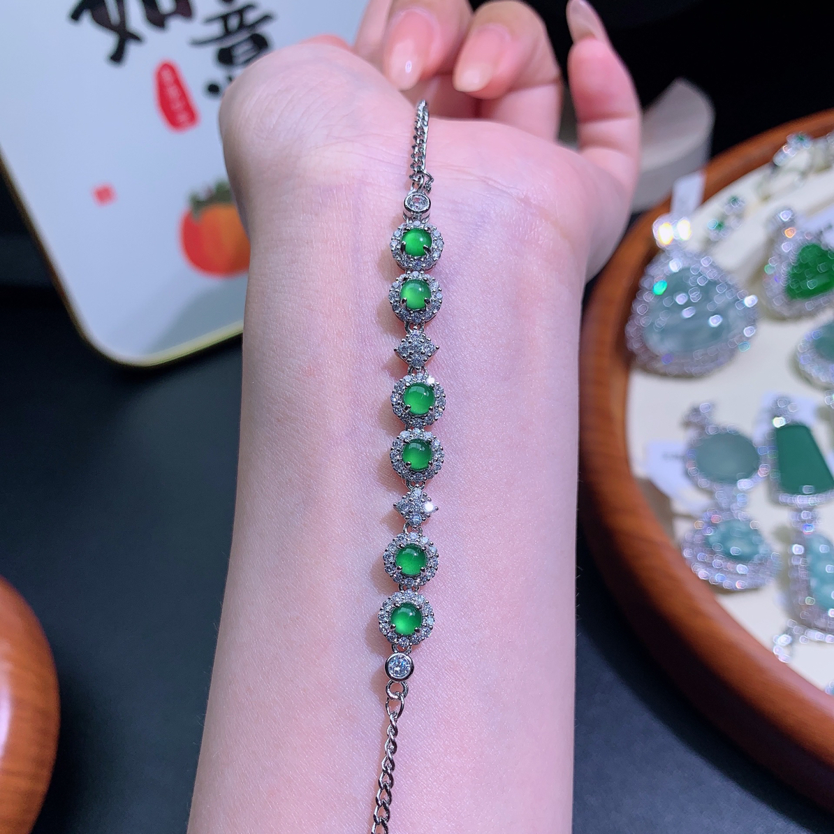天然A货翡翠冰绿蛋面手链