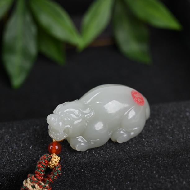 天然和田玉且末料青白玉貔貅挂件（手工雕刻）落款（WH3493）