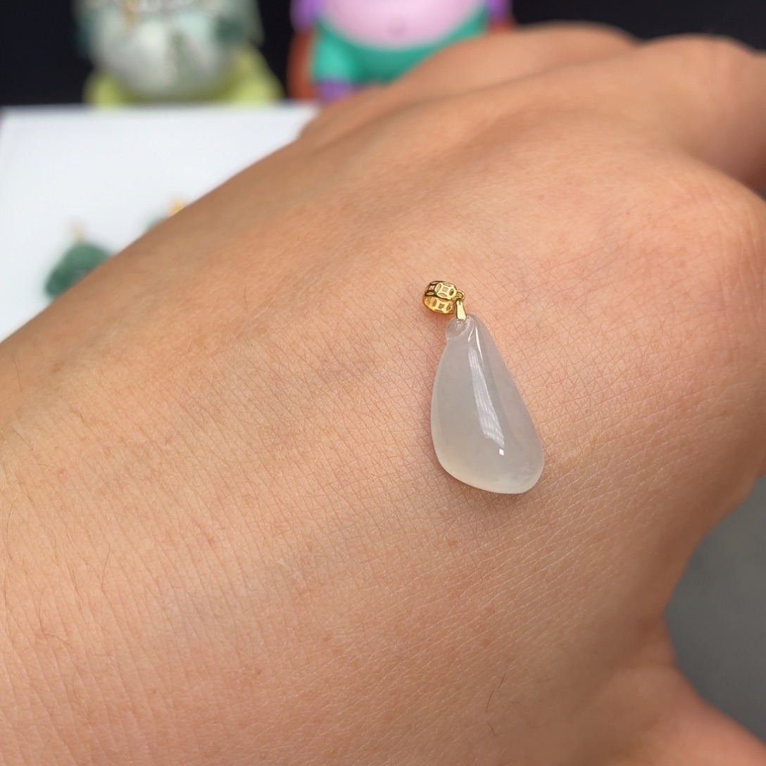 翡翠18K金镶嵌颈饰瓜