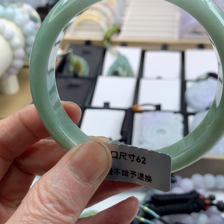 翡翠手镯未镶嵌吊坠