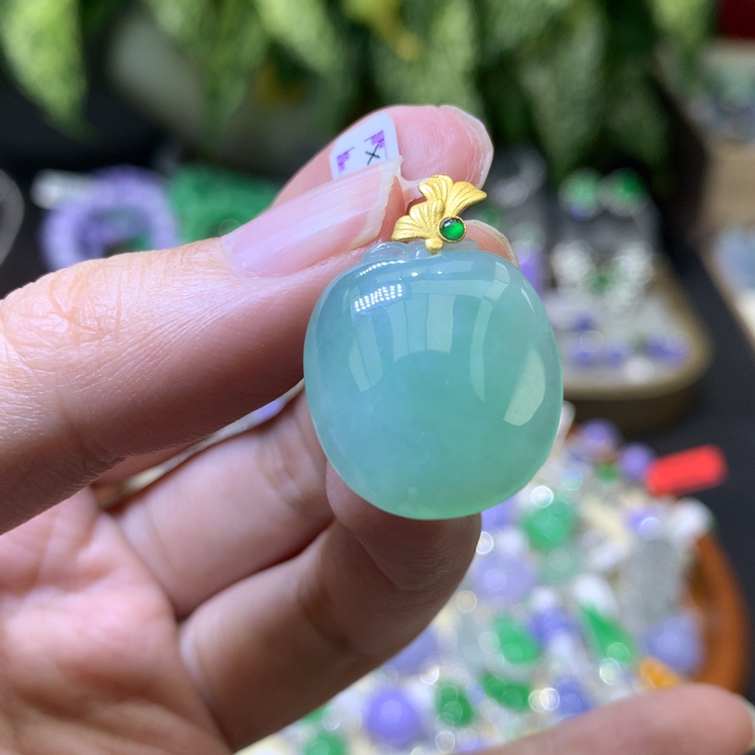 颈饰18K金镶嵌翡翠