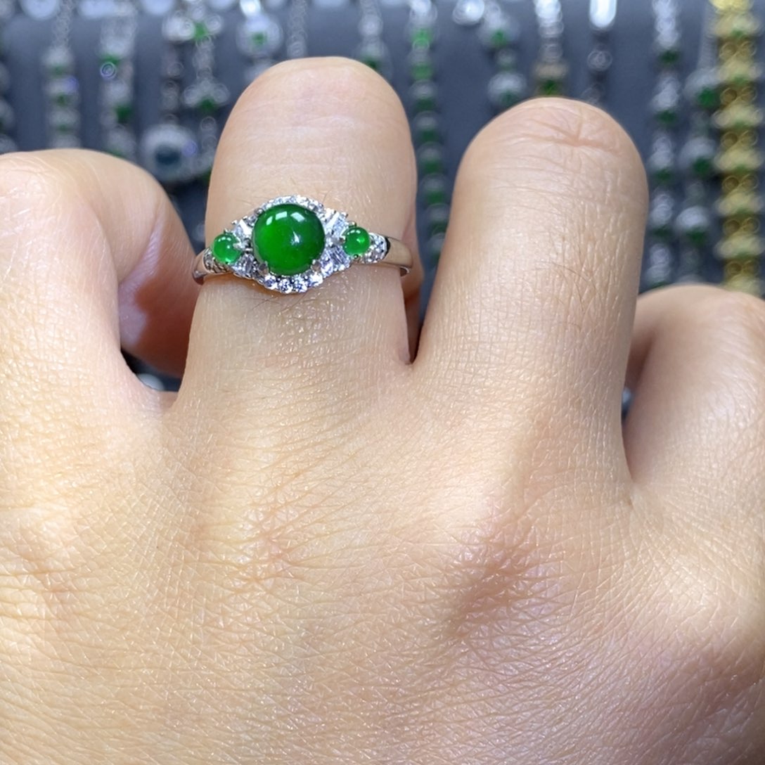 翡翠颈饰银S925镶嵌翡翠戒指