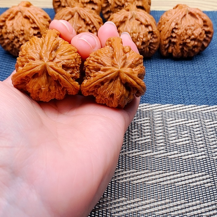 品***生文玩核桃吊坠三棱
