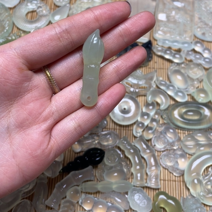 蛇纹石玉颈饰未镶嵌