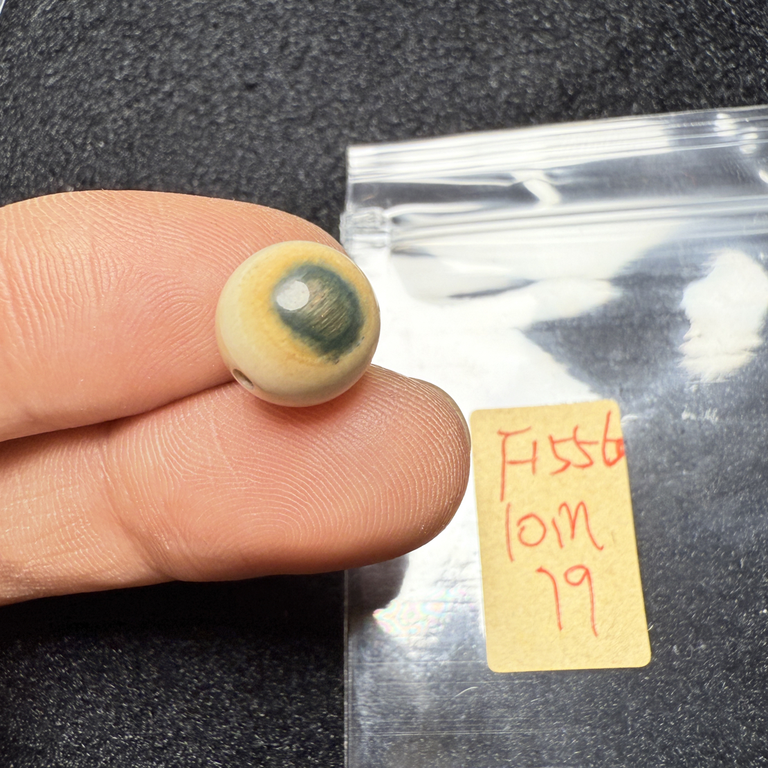 F1556猛犸象牙冰料蓝眼睛圆珠10mm