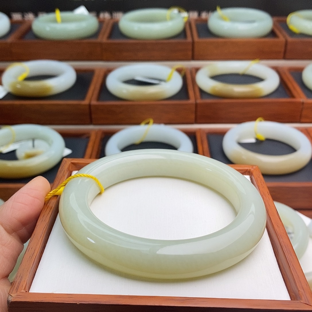 和田玉手镯未镶嵌有**阴