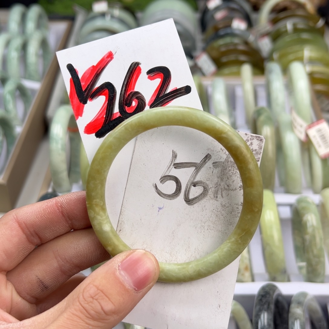 岫玉手镯未镶嵌天然岫玉微瑕，可以正常佩戴