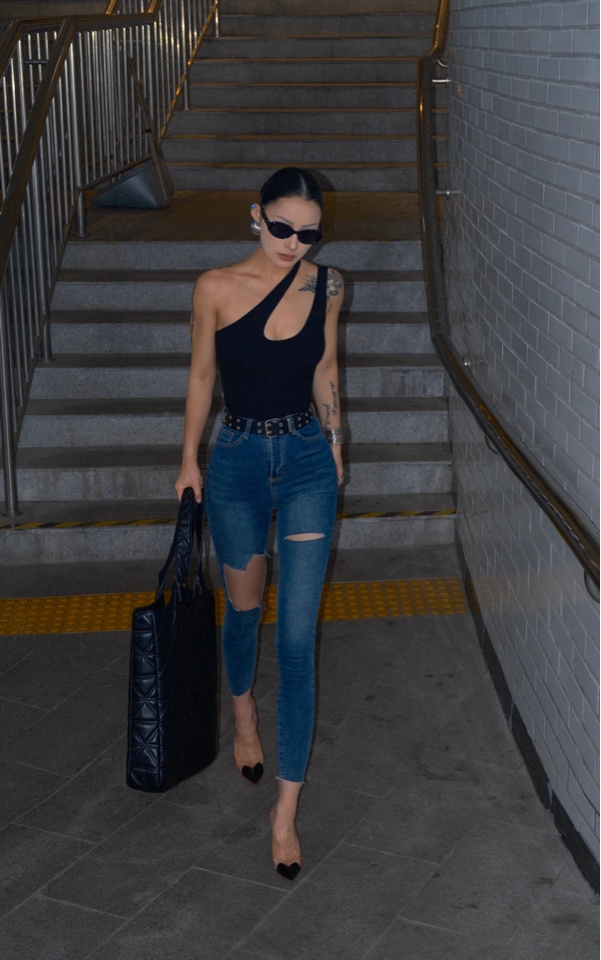 DAS【City也自由】时髦破洞性感小脚九分牛仔裤