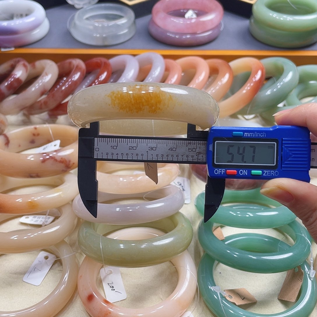 未镶嵌手镯石英岩玉