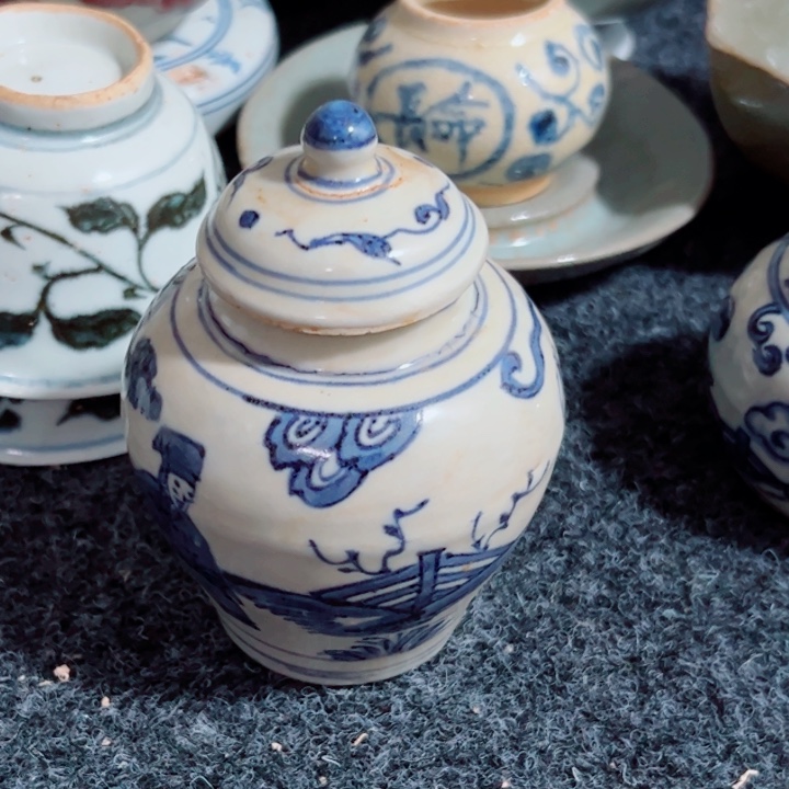 瓷片青花文饰的一个碗