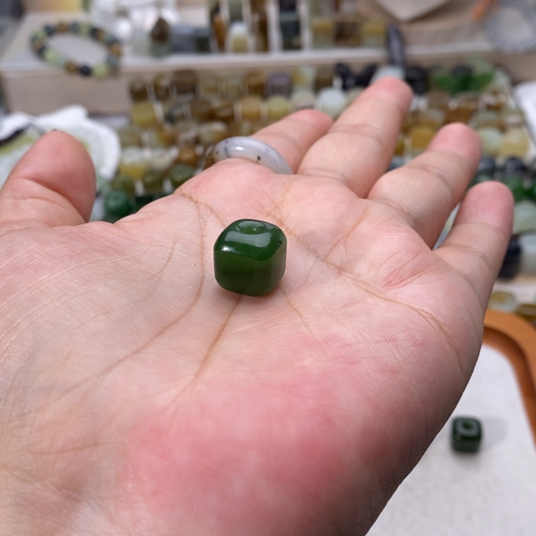 大***儿和田玉未镶嵌颈饰买断不退换