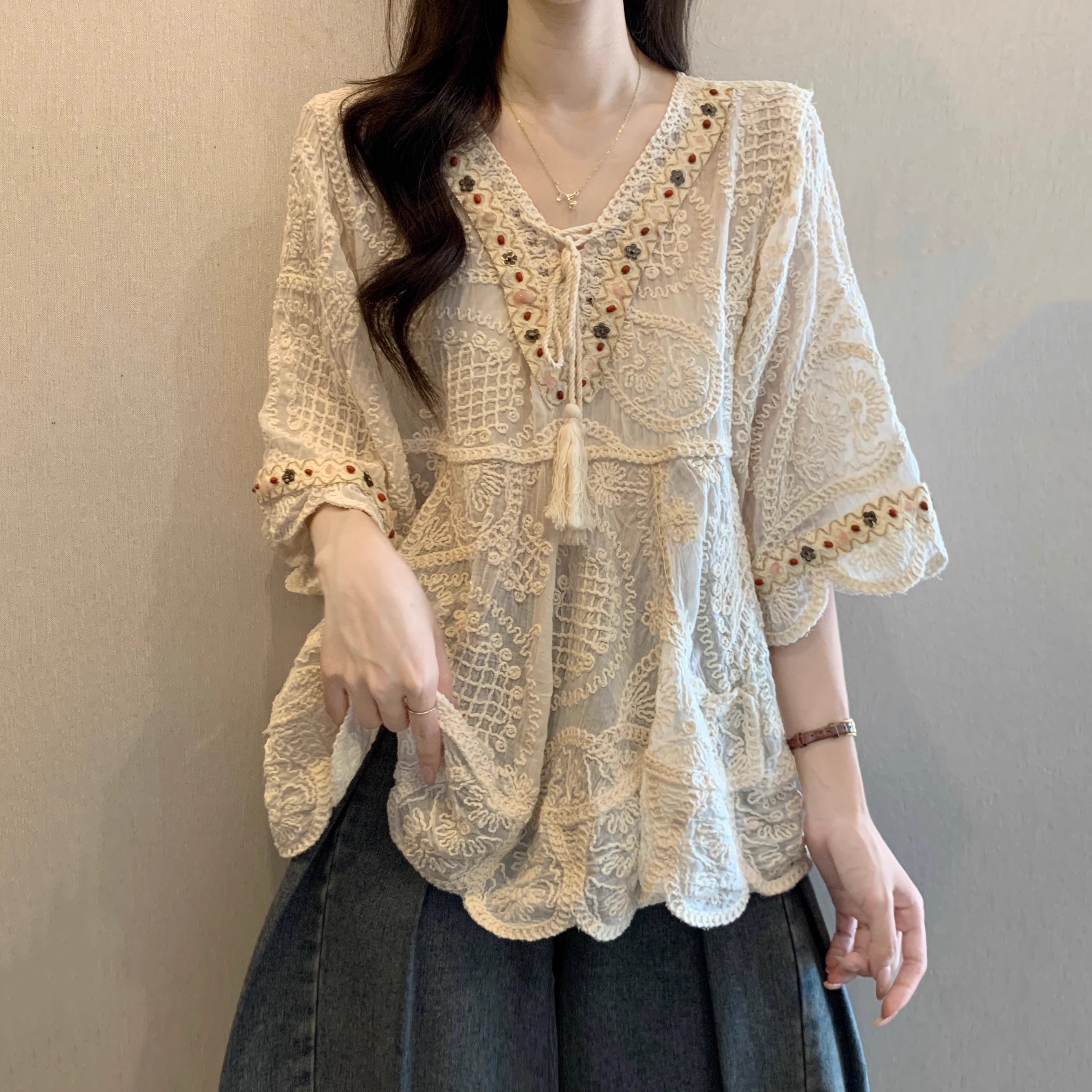 法式钩花刺绣V领蕾丝衫短袖女2025夏新款大码胖mm波西米亚风上衣