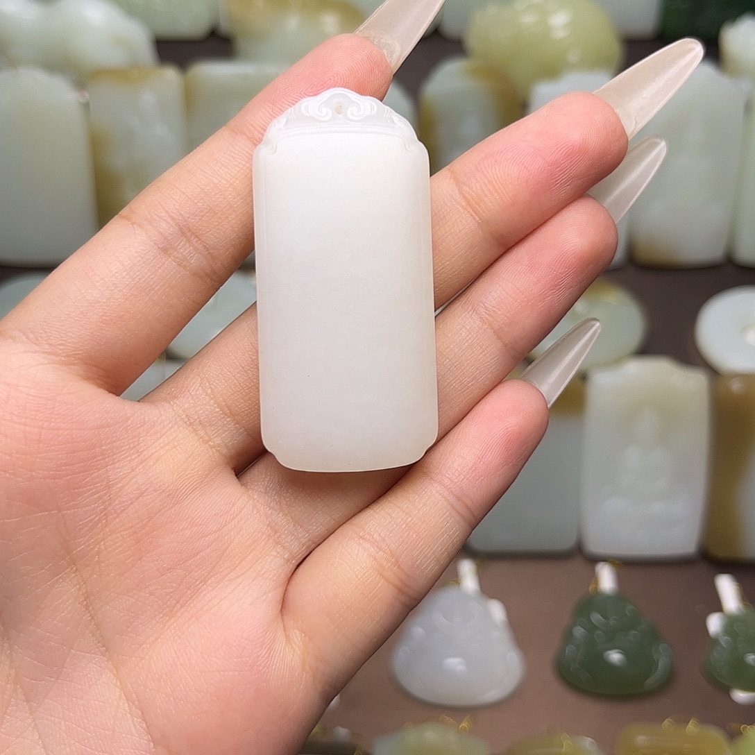 嘻***嘻和田玉未镶嵌颈饰