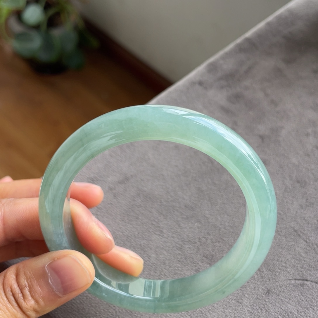 翡翠未镶嵌手镯冰绿