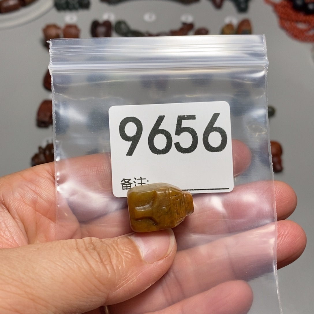 颈饰未镶嵌透闪石质玉桑****)