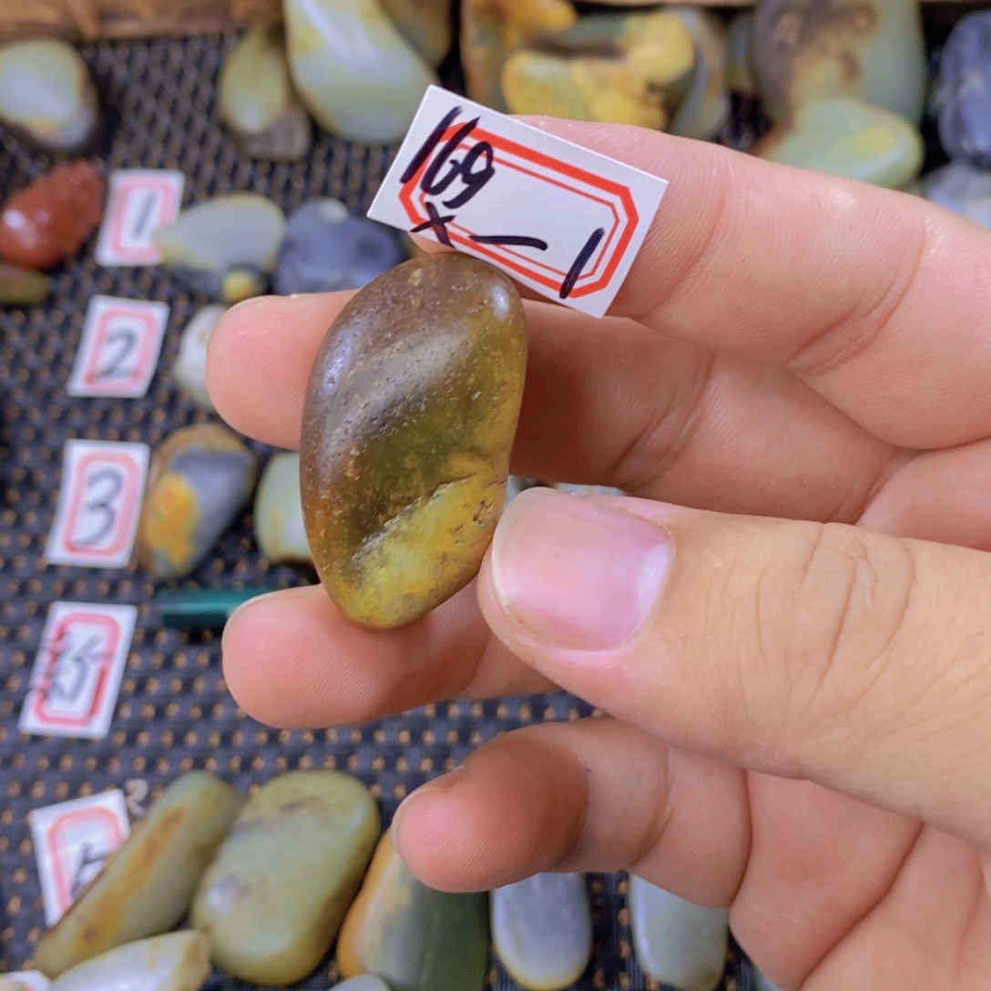 颈饰未镶嵌和田玉（糖玉）