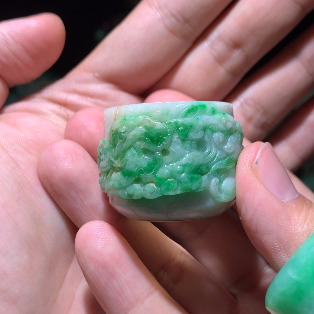 翡翠挂件未镶嵌有****事