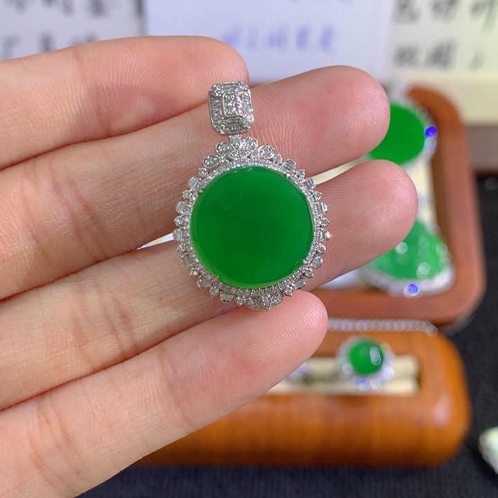 翡翠18K金镶嵌吊坠(不含链)圆牌