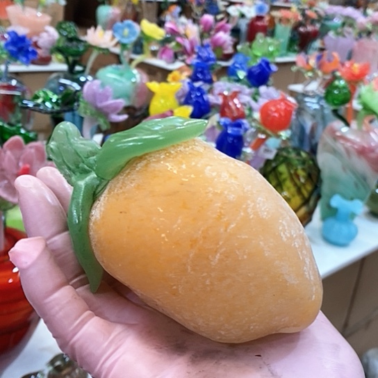 琉璃花瓶高13厘米宽8厘米