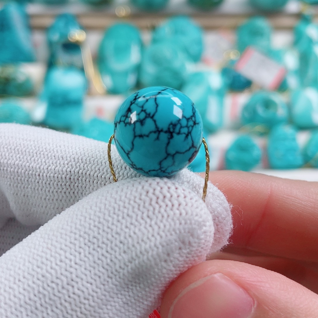 夏***风绿松石未镶嵌颈饰