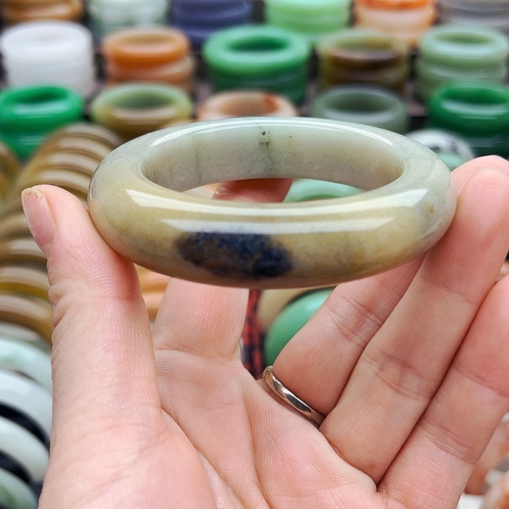 未镶嵌手镯（圆镯）石英质玉