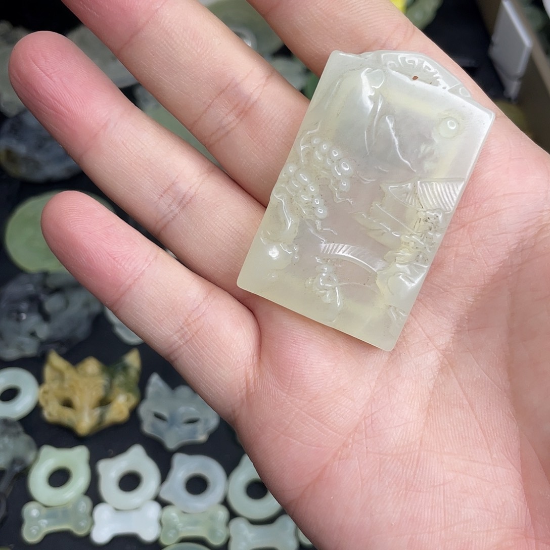 御***渊岫玉未镶嵌颈饰山水