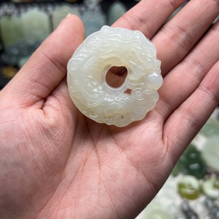 蛇纹石玉颈饰未镶嵌