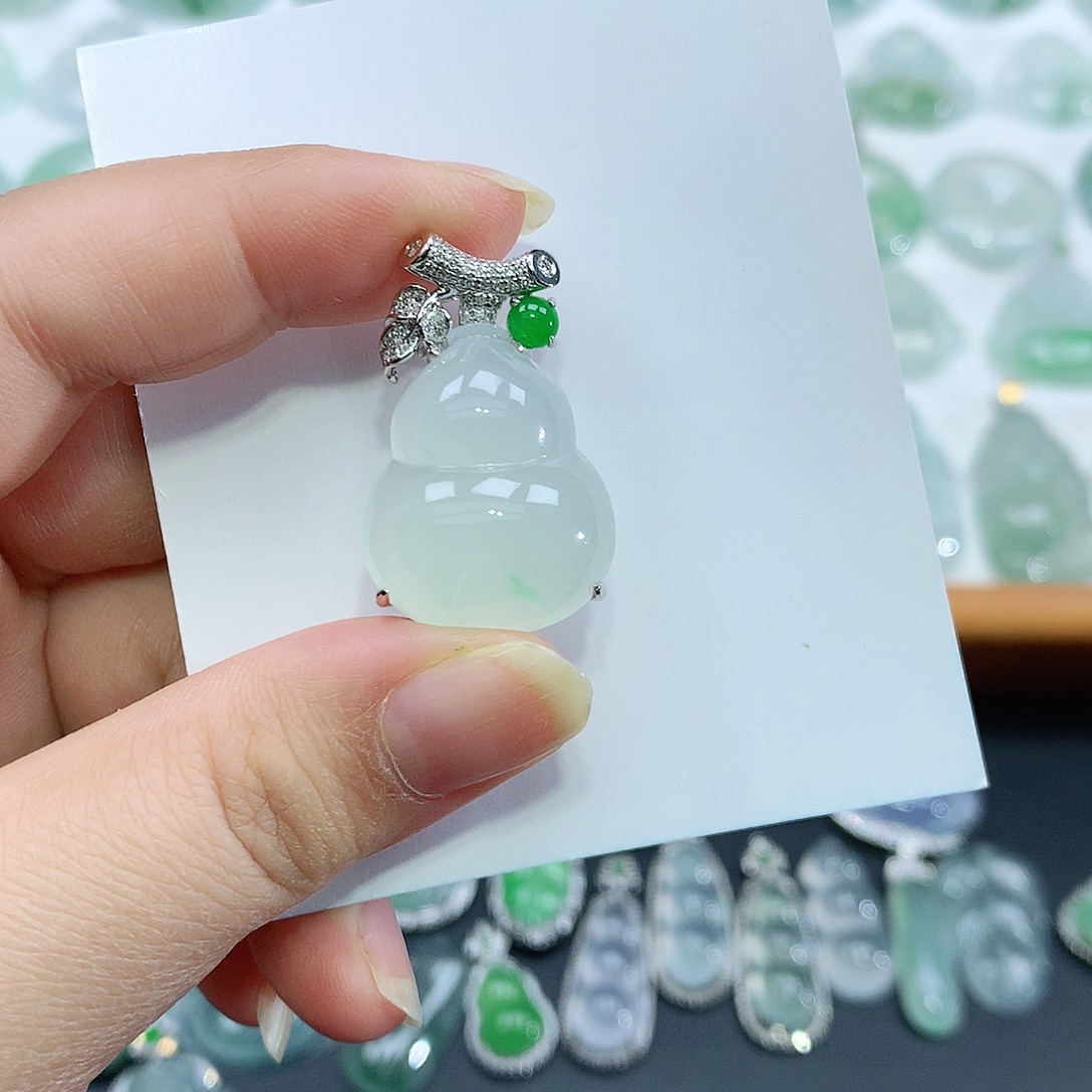 翡翠18K金镶嵌颈饰葫芦