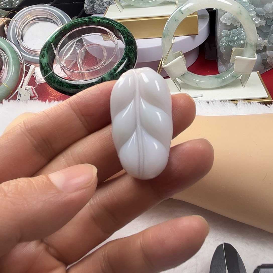 颈饰未镶嵌翡翠叶子