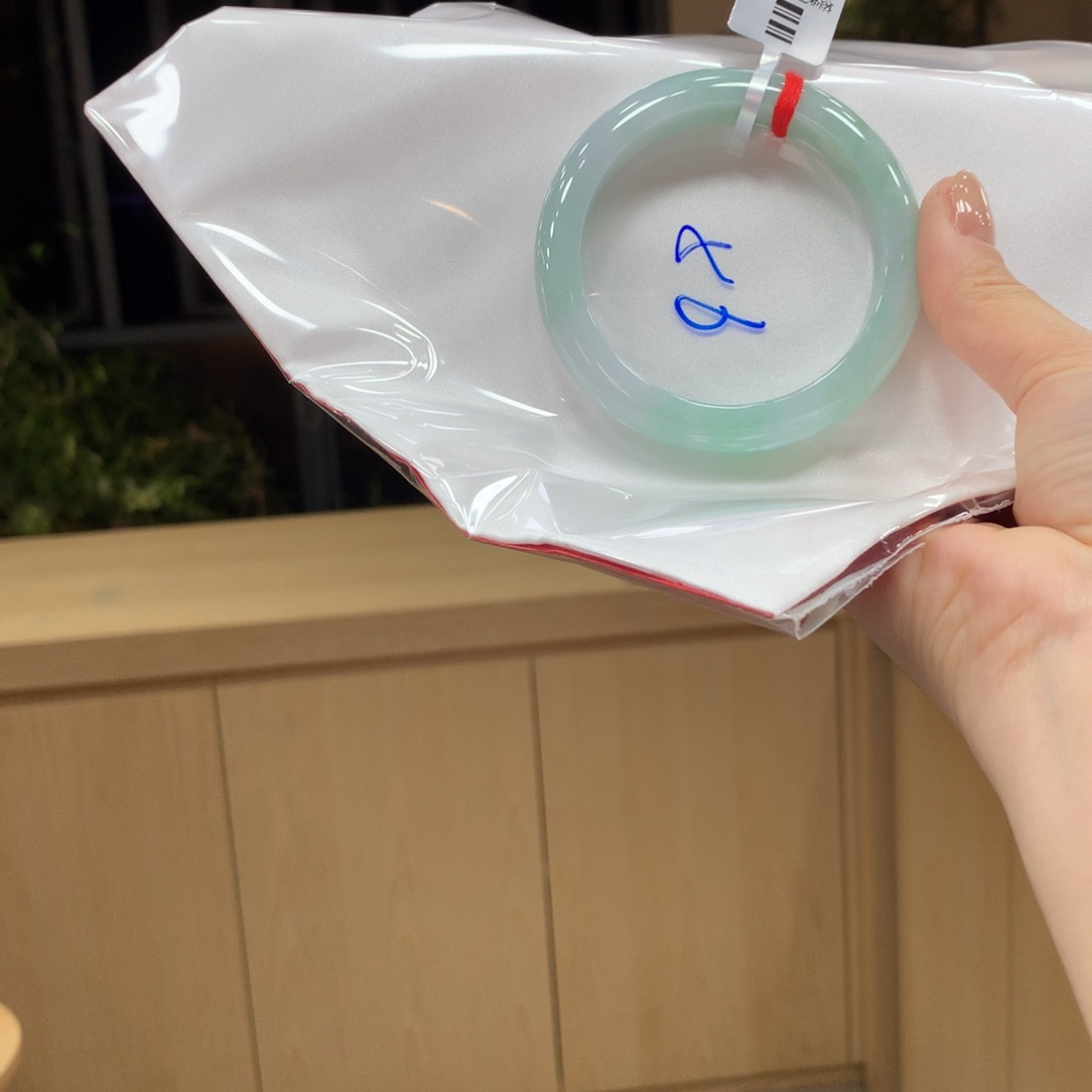 翡翠手镯未镶嵌不退不换