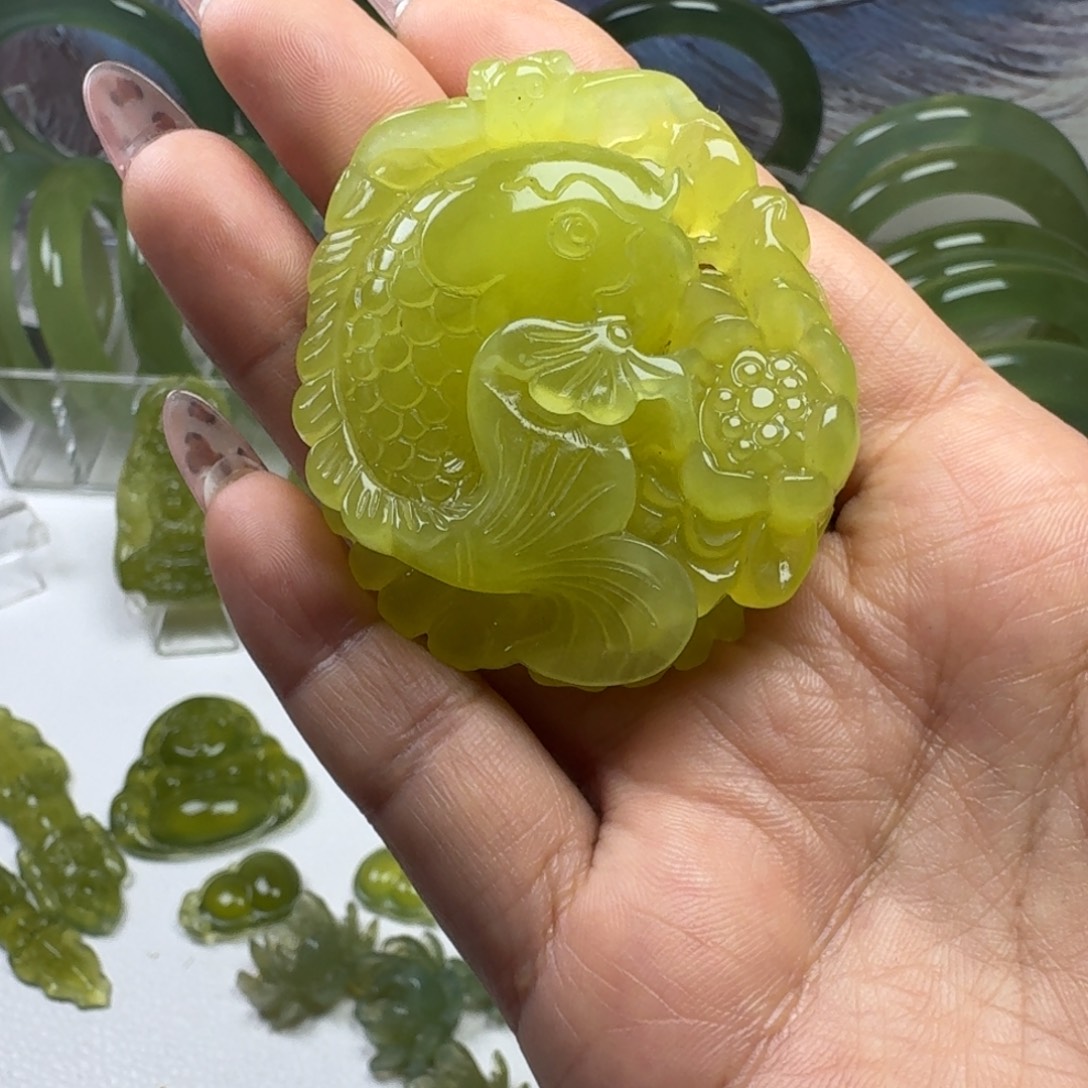 柚***茶蛇纹石玉未镶嵌颈饰