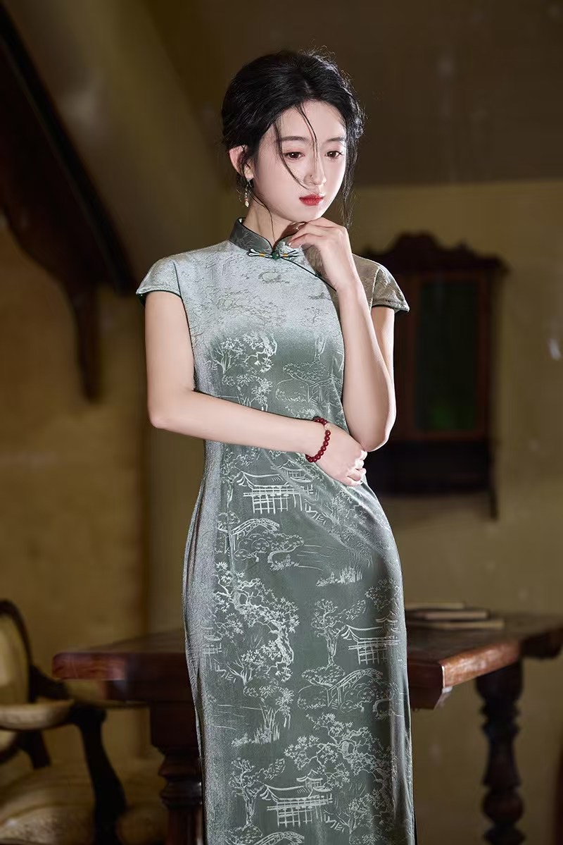 【一语雨】2025新款春夏季改良旗袍钻石压花衣长120