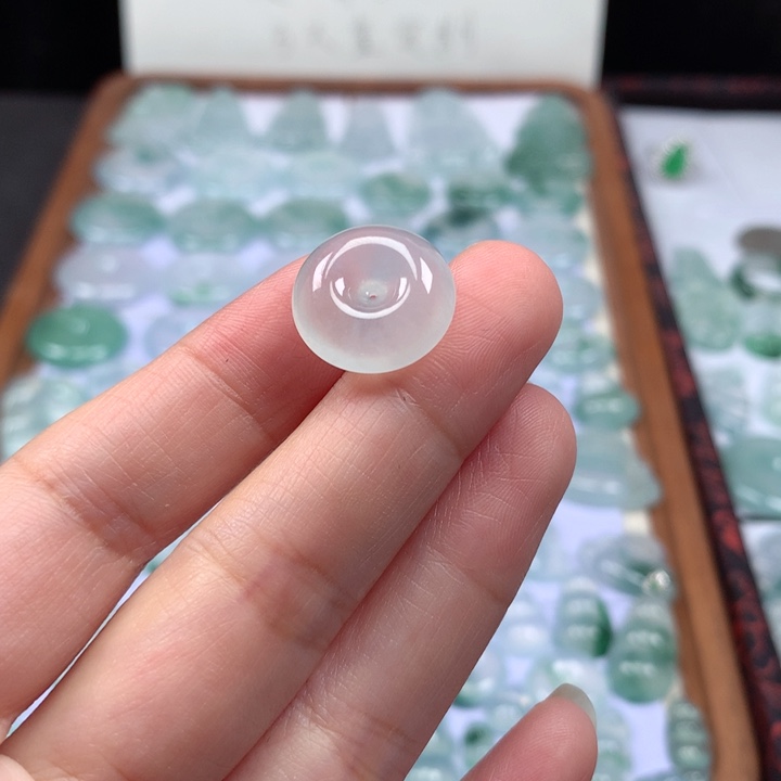 颈饰未镶嵌翡翠冰种肥扣子