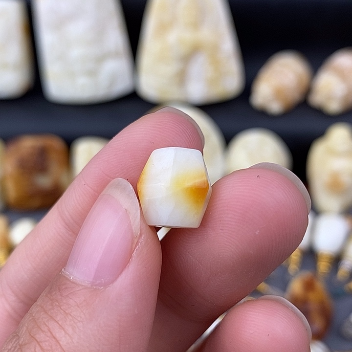 琥珀未镶嵌裸石背云