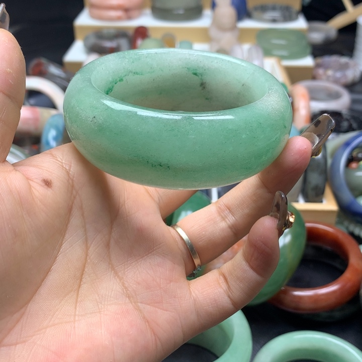 未镶嵌手镯石英质玉戚*