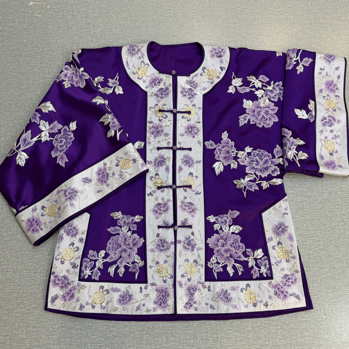挽苏国风帝王紫圆领对襟打籽盘银缠枝牡丹满绣苏绣纯手绣太太服