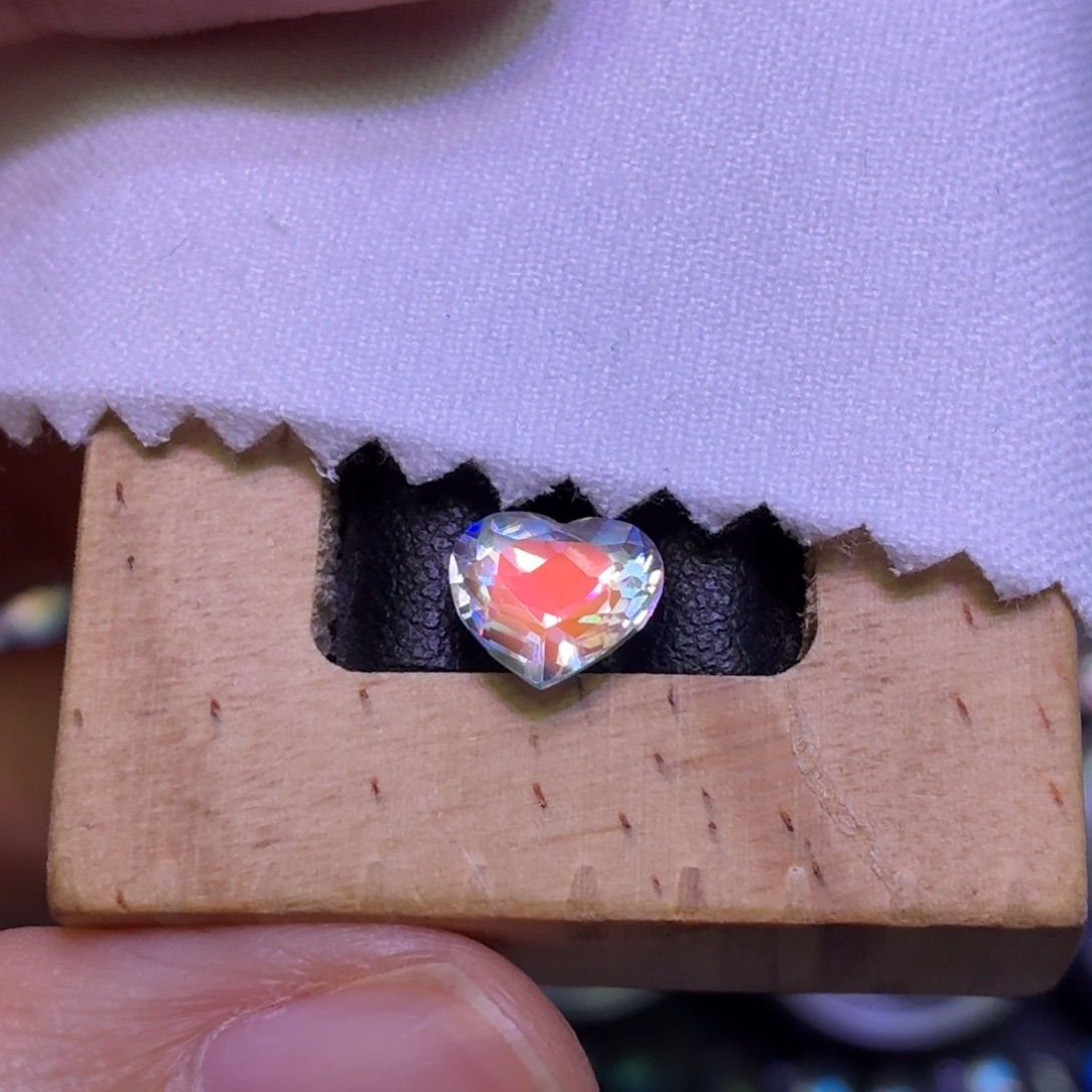 月光石裸石马岛全净体爱心8.5mm