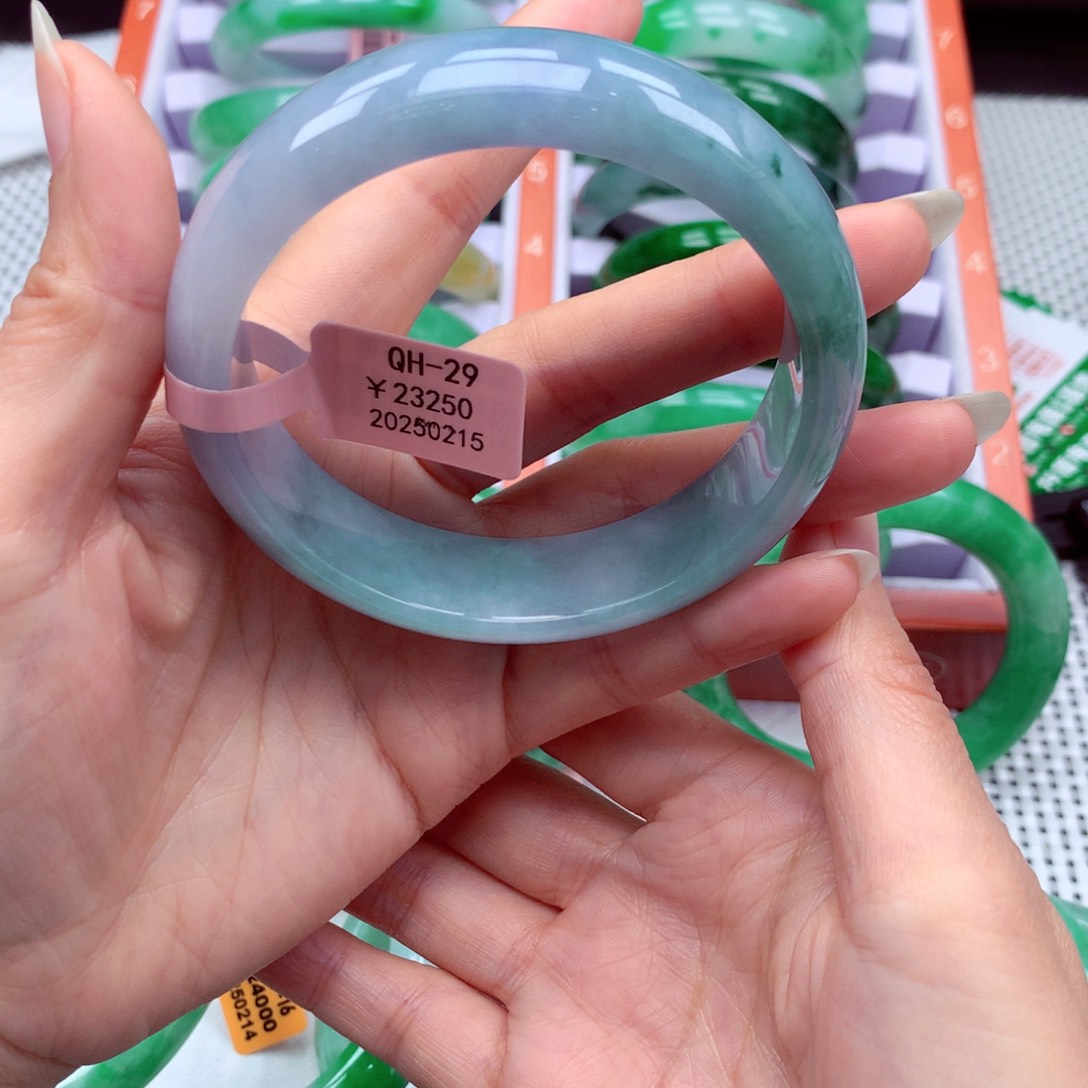 翡翠手镯未镶嵌翡翠