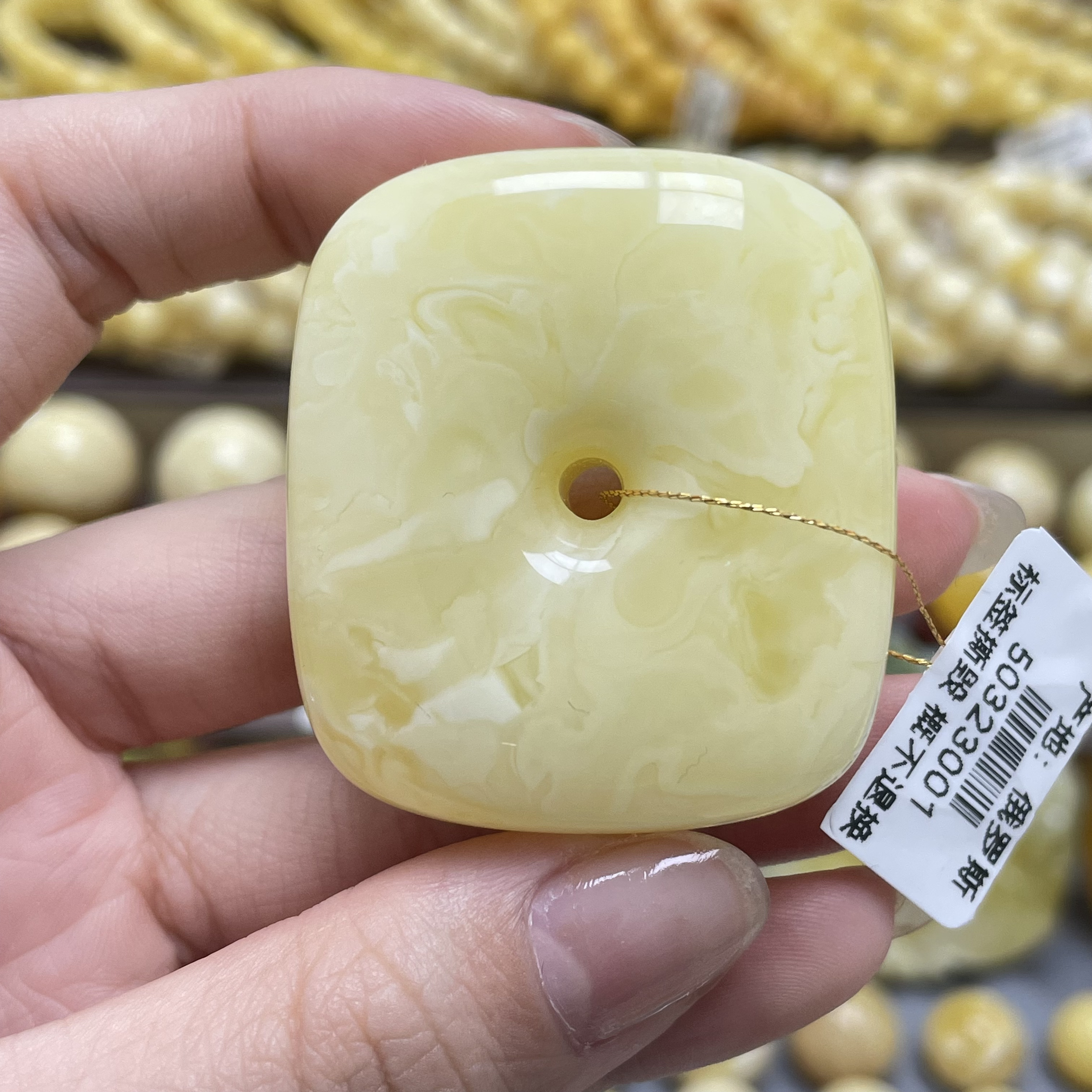 段掌柜臻选·39*43.6mm天然原矿蜜蜡俄料妖白花方扣