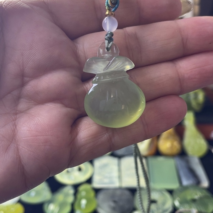 蛇纹石玉颈饰合金