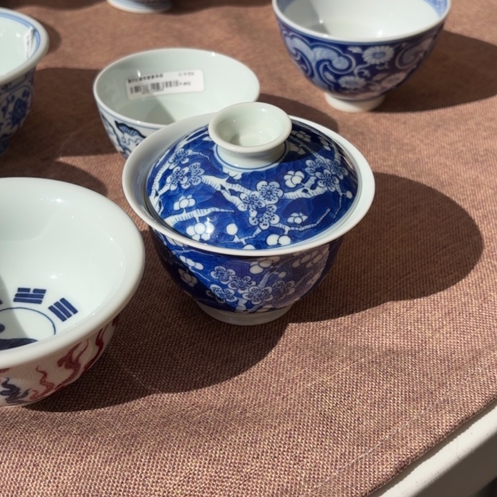 汀***兰瑕疵不退换手绘冰梅盖碗