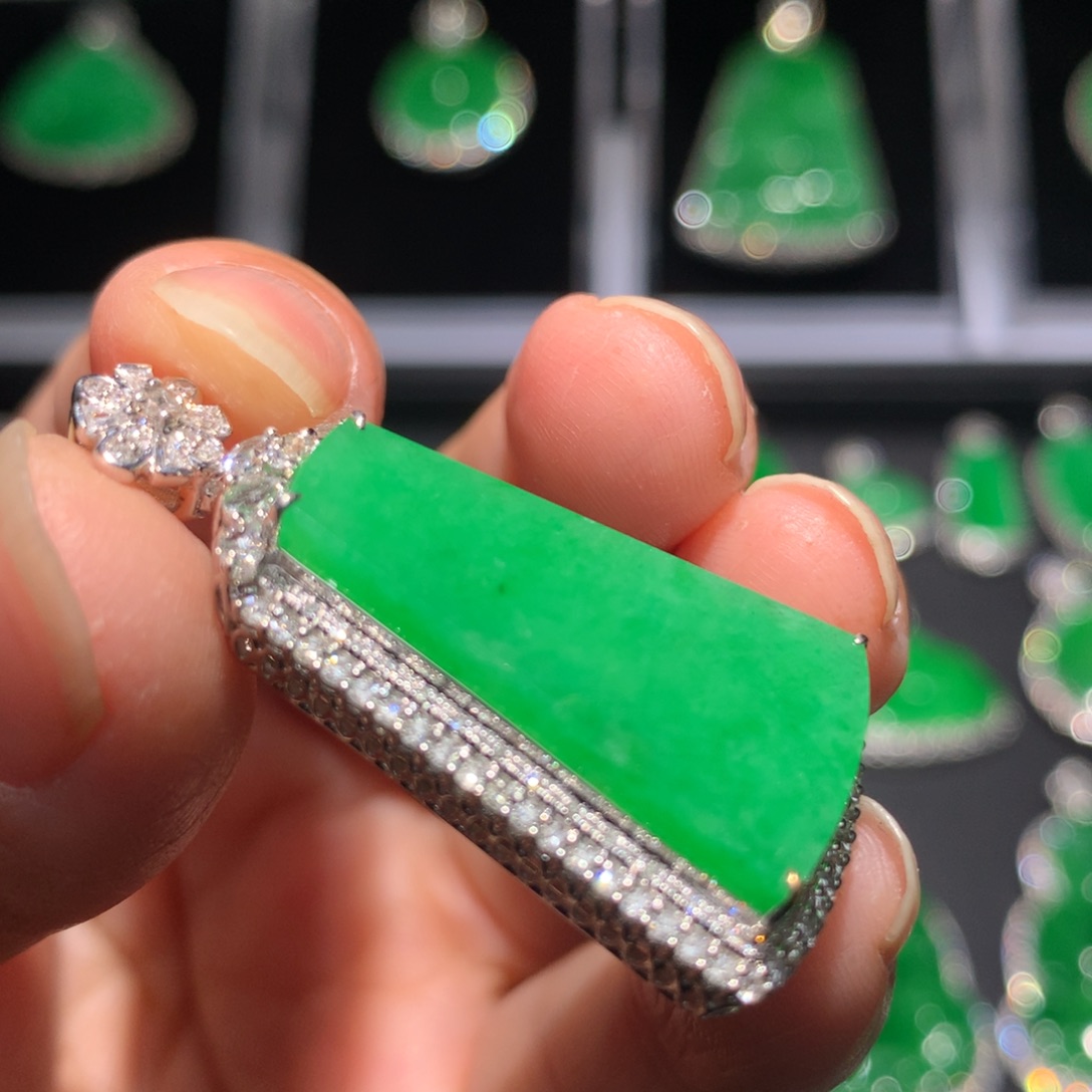 翡翠颈饰18K金镶嵌翡翠