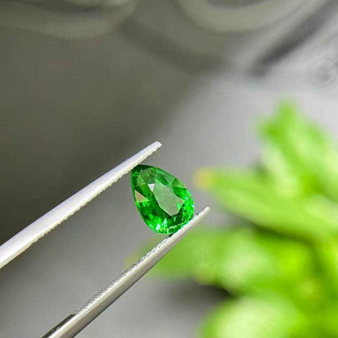 天然水滴形森林绿沙弗莱裸石纯净体满火彩2.13ct