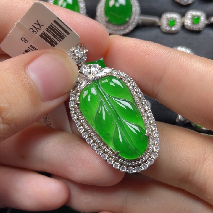 翡翠颈饰银S925镶嵌吊坠