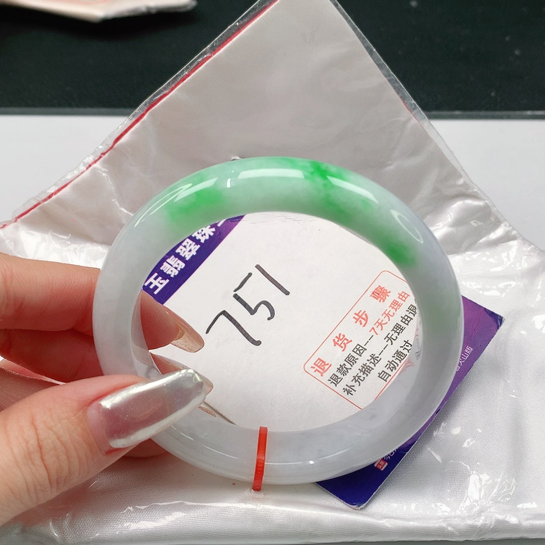 翡翠手镯未镶嵌翡翠手镯