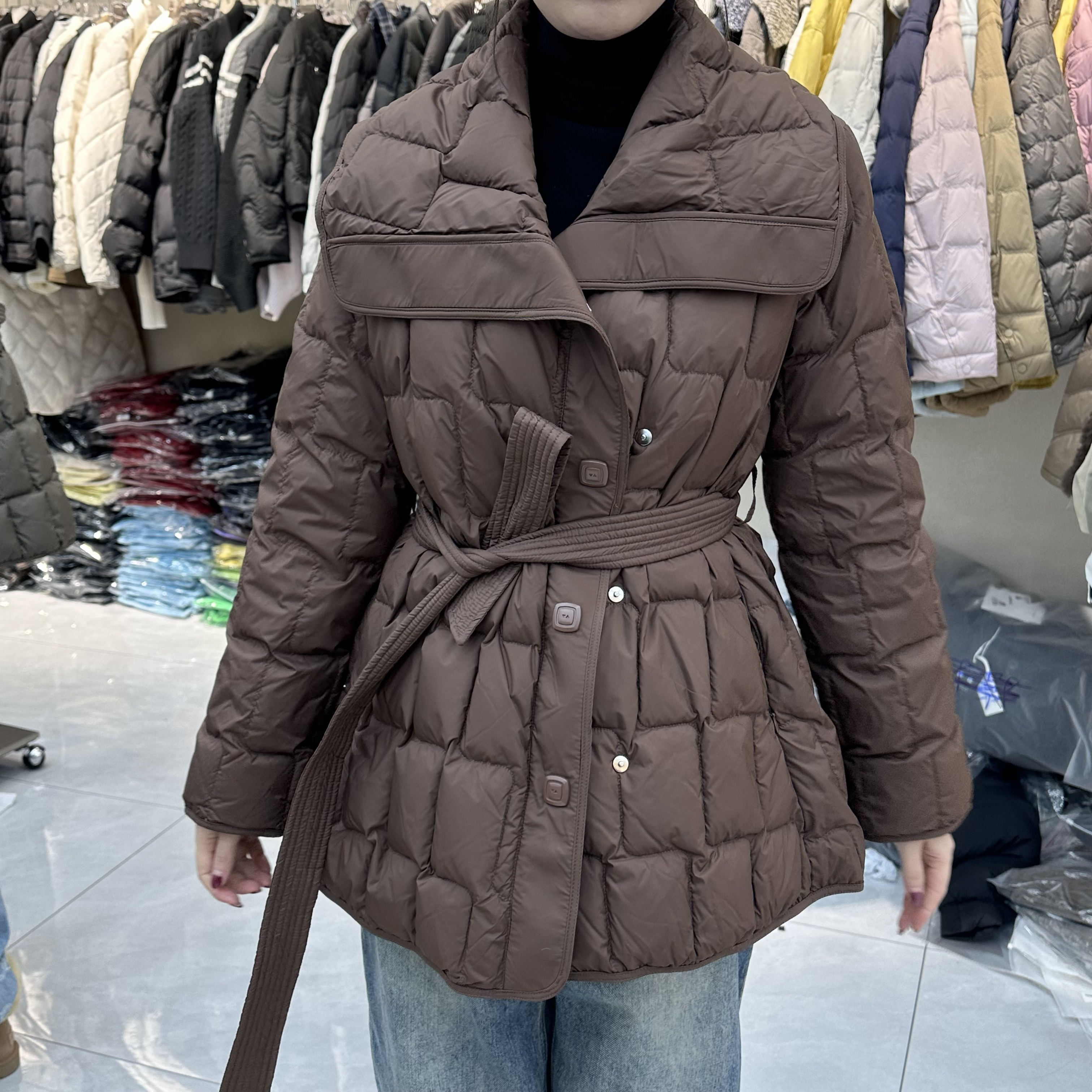 休闲时尚连帽压格中长款羽绒服7736