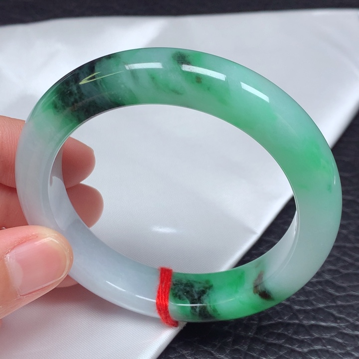 翡翠未镶嵌手镯。