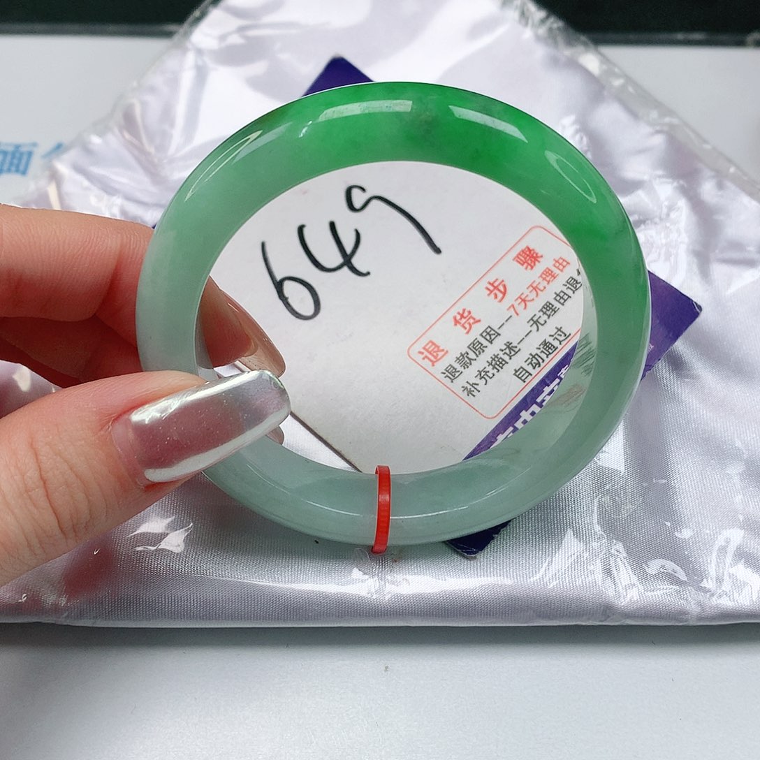 翡翠手镯未镶嵌翡翠手镯