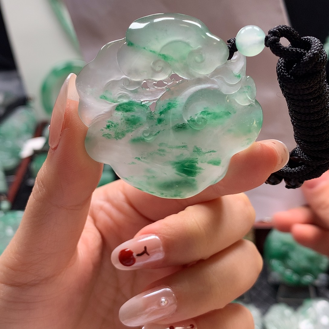 恩***惠石英质玉未镶嵌吊坠