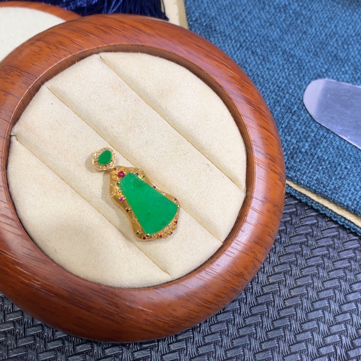 【闪购商品】颈饰18K金镶嵌翡翠